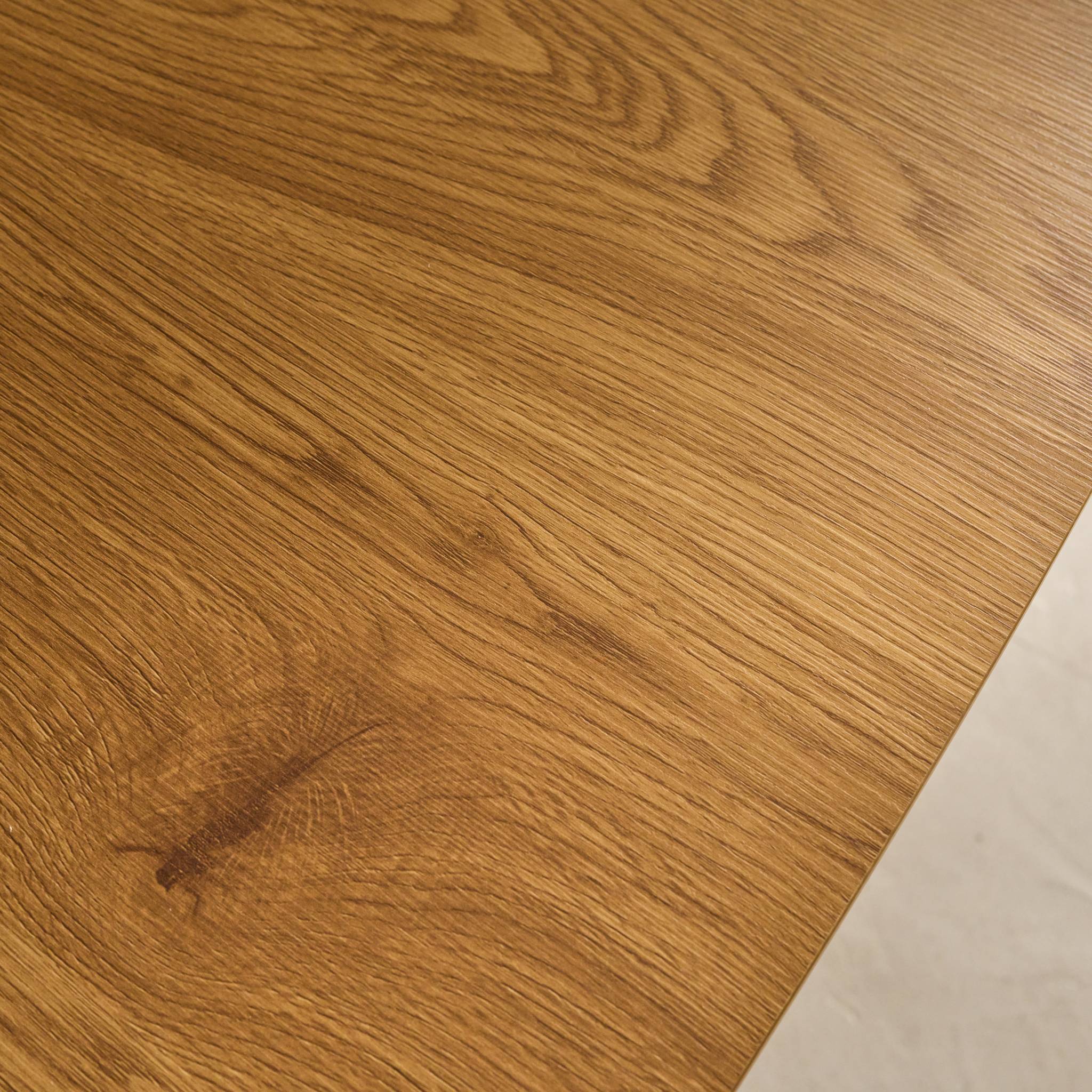 Table à manger carrée effet chêne pieds métal noir 4 places