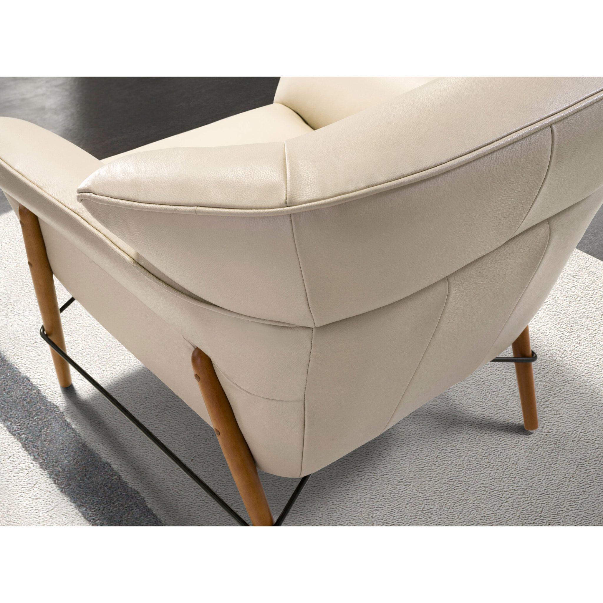 Sillón Angel Cerdá con reposabrazos con asiento y respaldo tapizados en piel de origen vacuno en arena patas de madera en miel 86x85x81cm