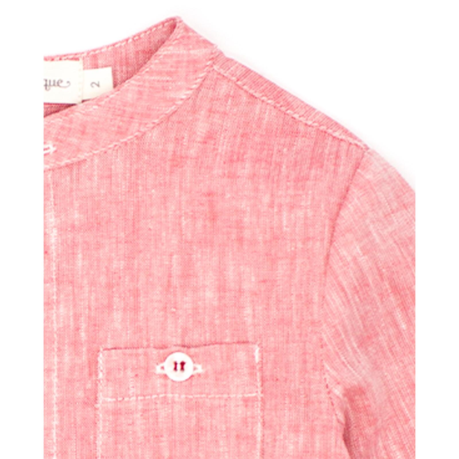 Camisa de manga larga roja. Cuello mao y bolsillo en el delantero.