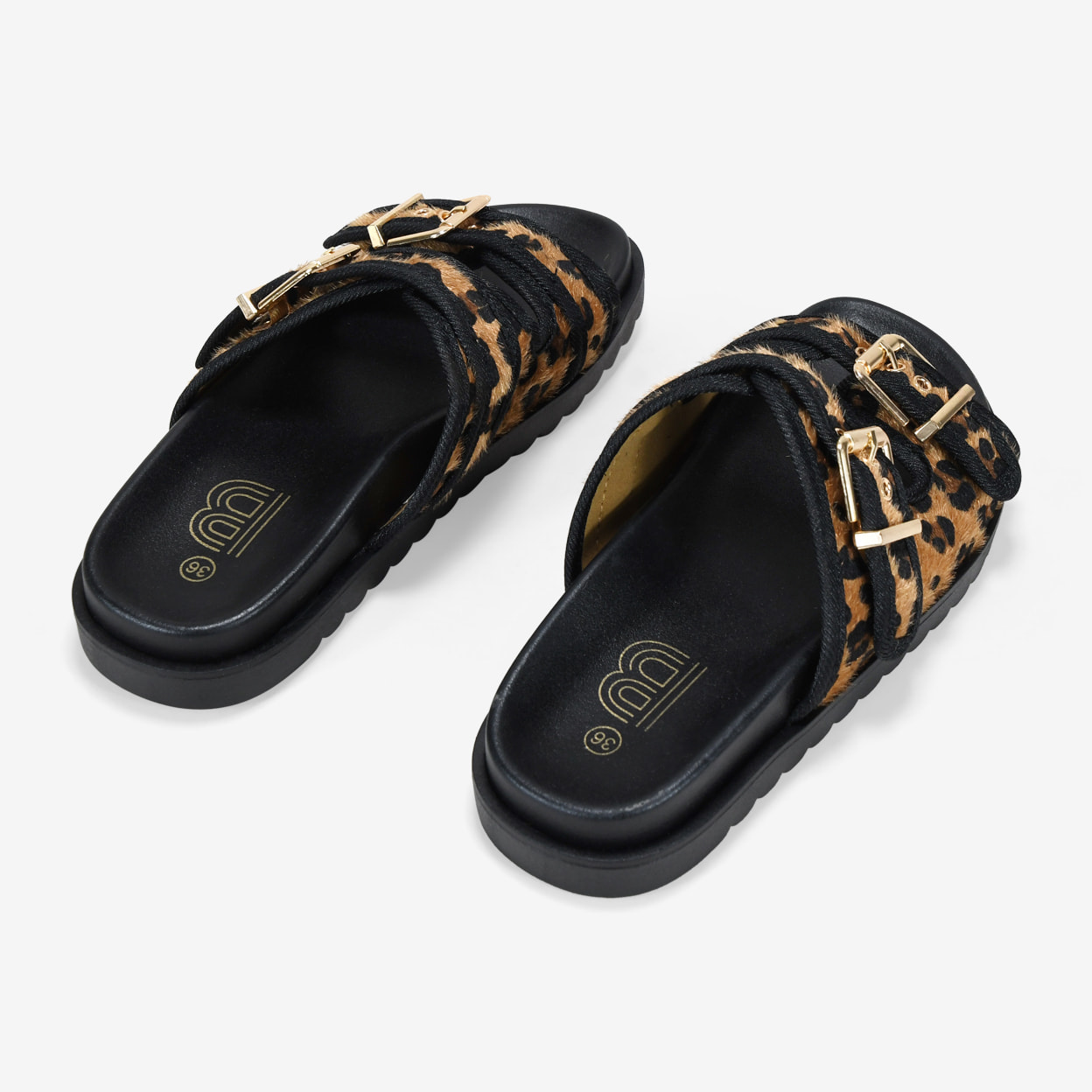 Sandalias planas de leopardo con hebillas