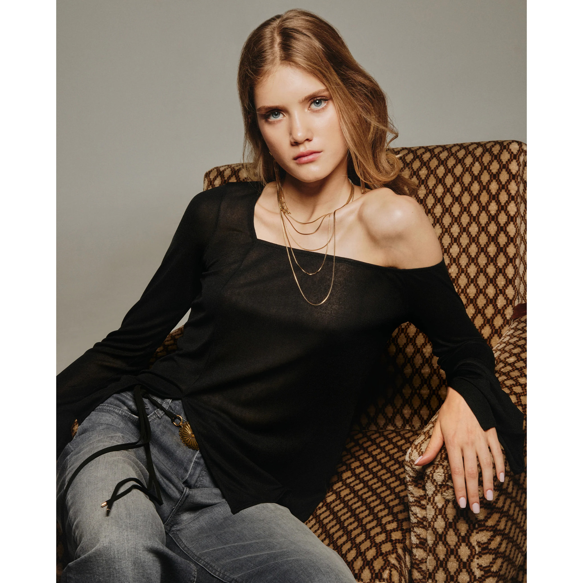 Top de manga larga con asimetrías