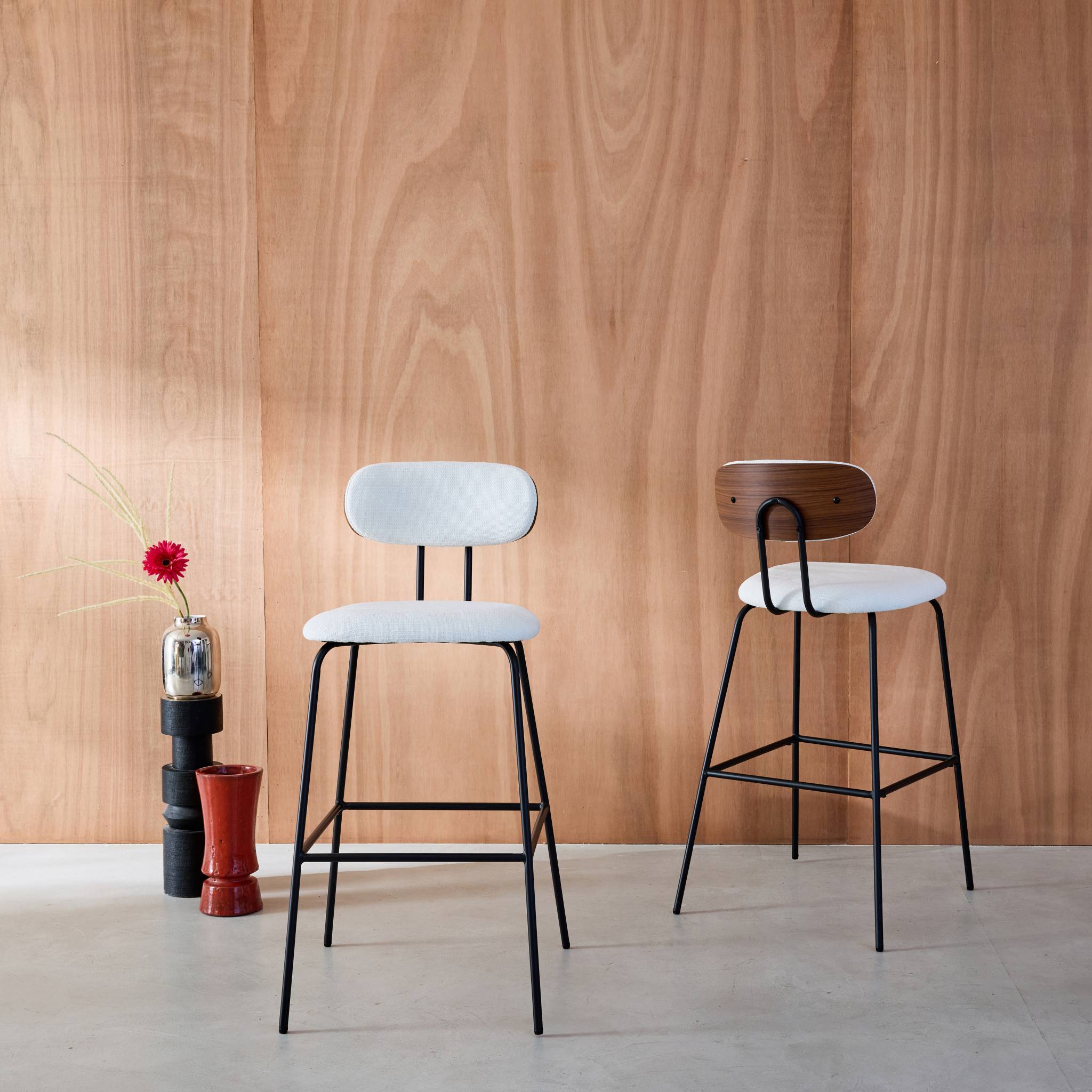 2 tabourets de bar décor bois courbé teinté noyer et tissu déperlant blanc. pieds métal noir mat (lot de 2) - L 44 x P 51 x H 103cm - Erin