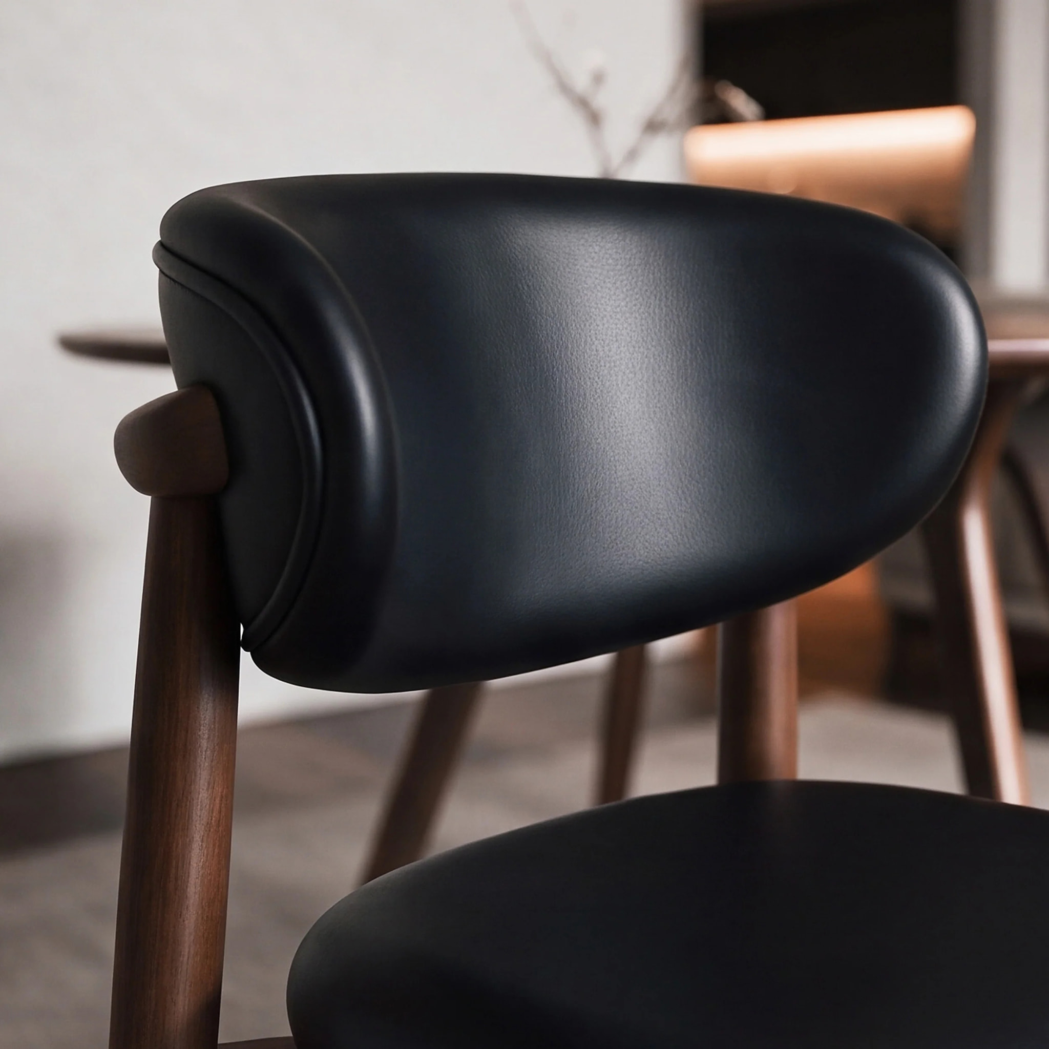 Lot de 2 chaises en cuir synthétique noir et bois d'hévéa foncé - Yuna