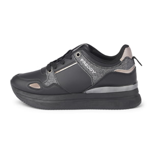 Sneakers similpelle dettagli metallizzati e suola platform