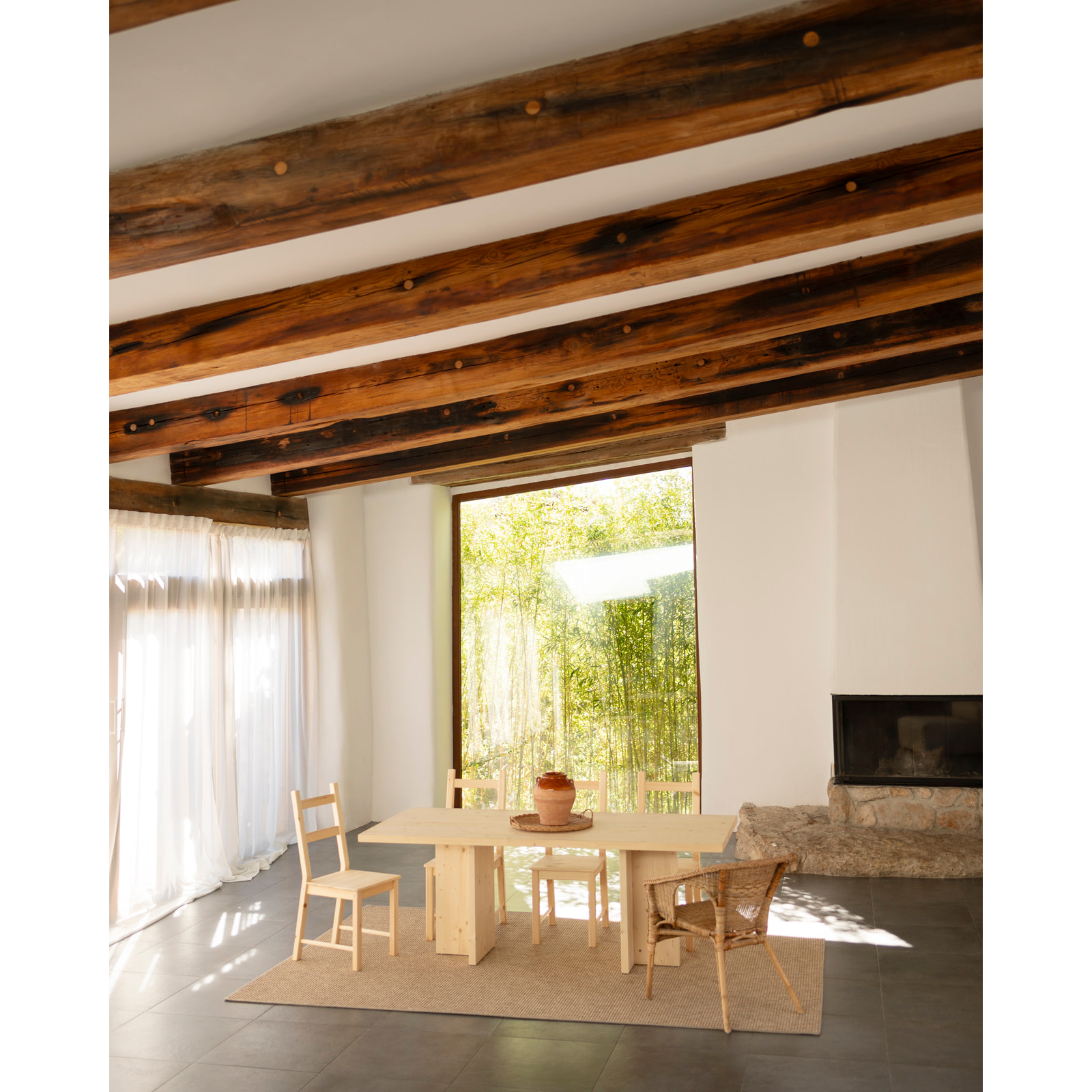Table à manger en bois massif ton naturel en différentes tailles