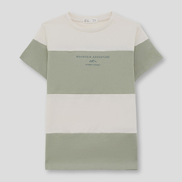 Camiseta de Manga Corta con Bloques Horizontales Anchos y Texto Mountain Adventure | Color: Crudo | Street Monkey