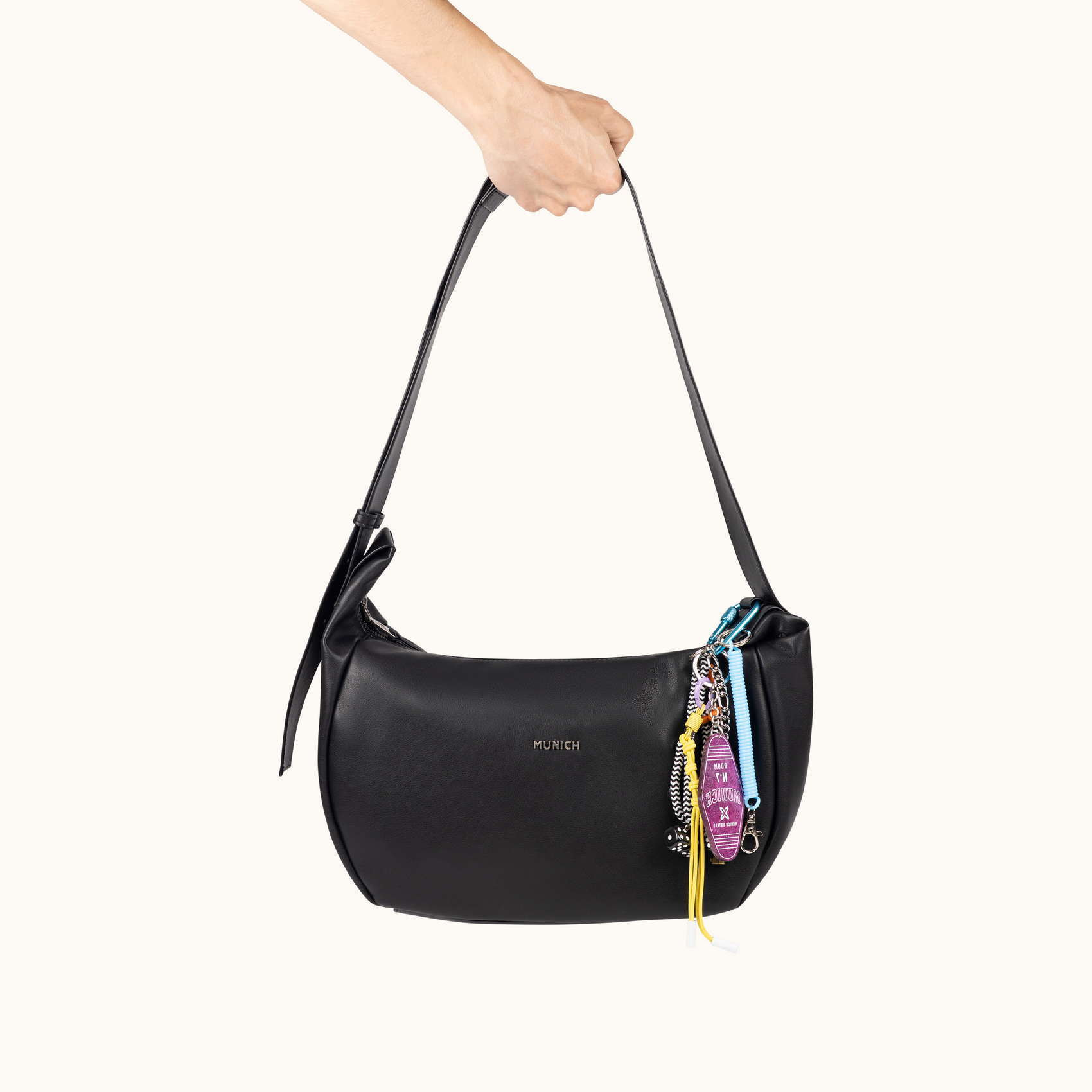 Bolso Hobo Negro con Asa Regulable y Charms CHARMS HOBO BLACK