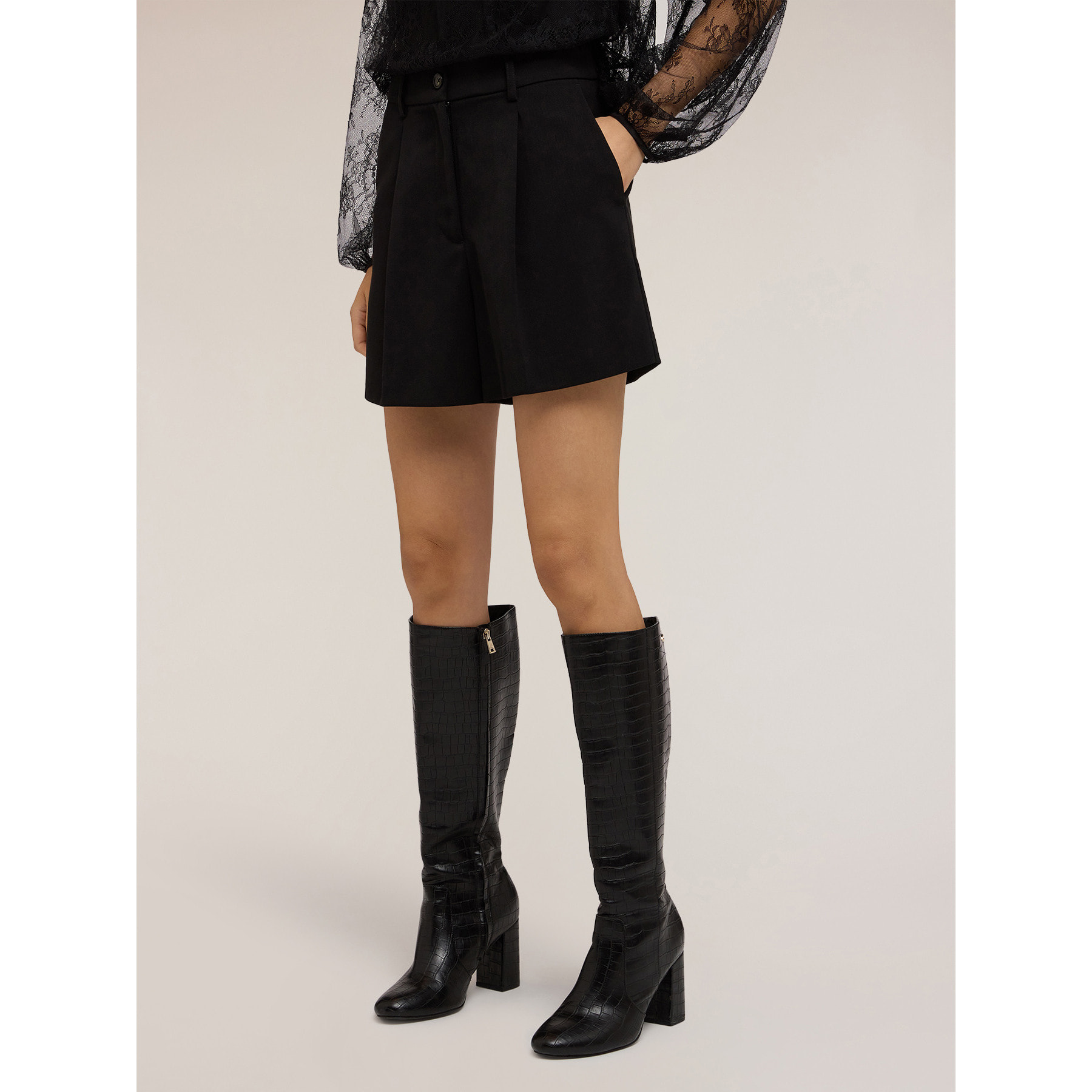 Motivi - Shorts a vita alta con pieghe - Nero