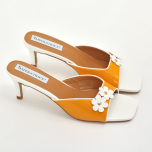 Sandali in simil pelle verniciata con tacco basso a spillo