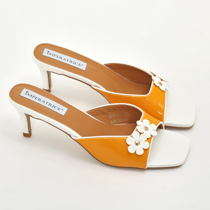 Sandali in simil pelle verniciata con tacco basso a spillo