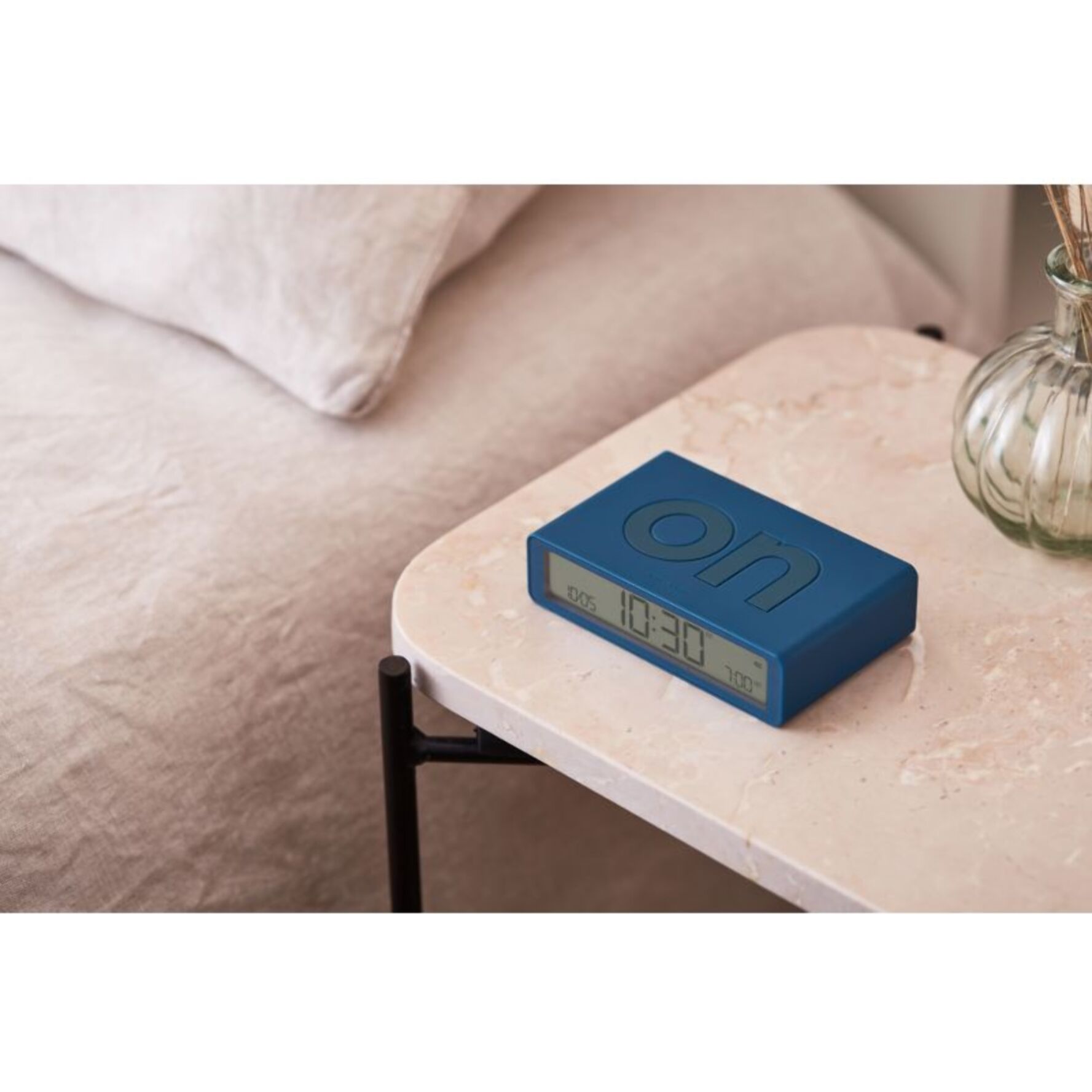 Réveil LEXON Flip Classic Rechargeable en USB-C Bleu