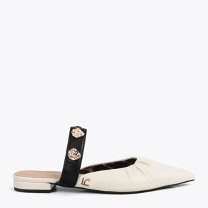Scarpa bassa con elastico e applicazioni metalliche