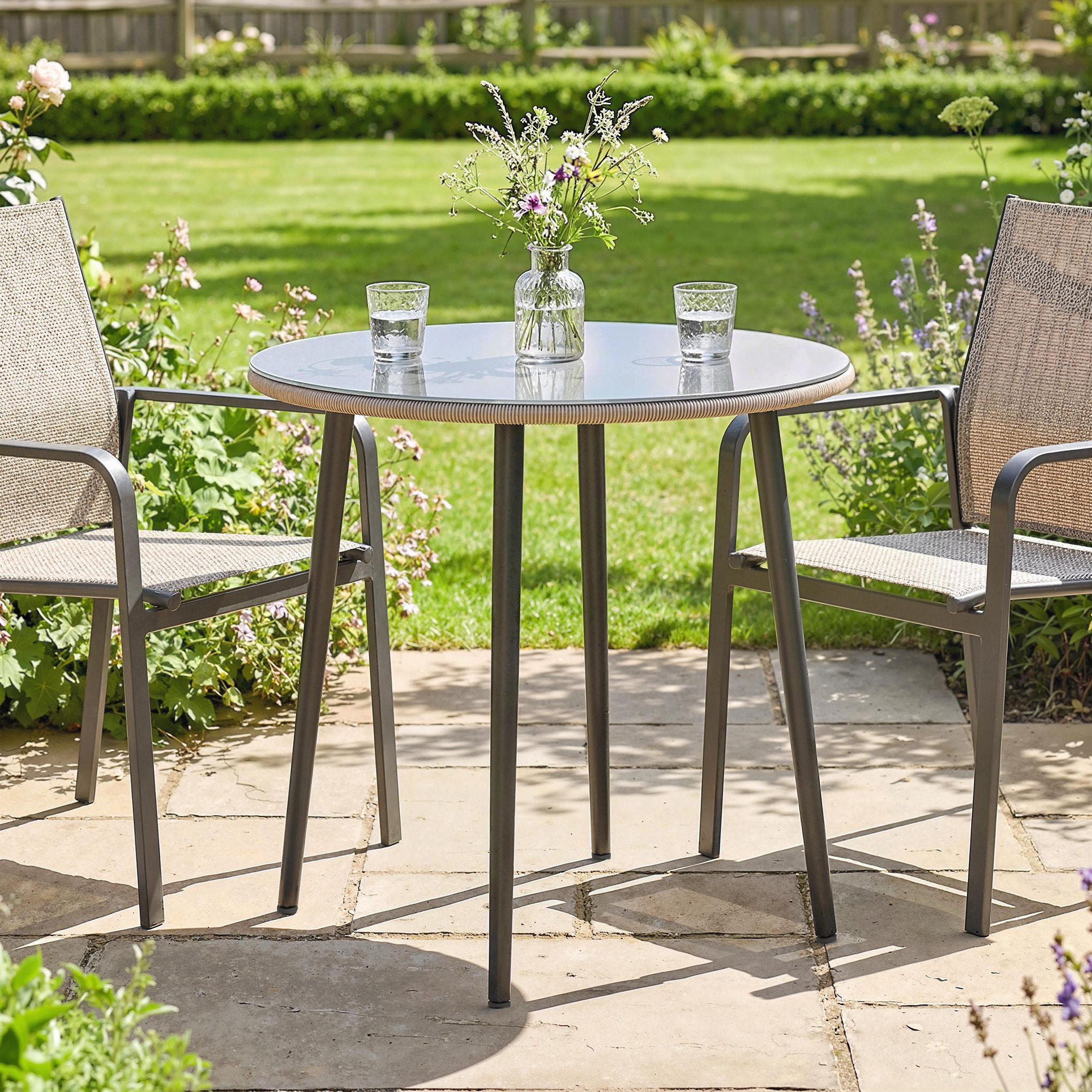 Mesa de Comedor de Jardín Redonda, Mesa de Terraza Exterior 80x80x74 cm, con Tablero de Vidrio Templado con Borde de Ratán, Estructura de Acero, Carga 50 kg, para Patio, Balcón, Gris