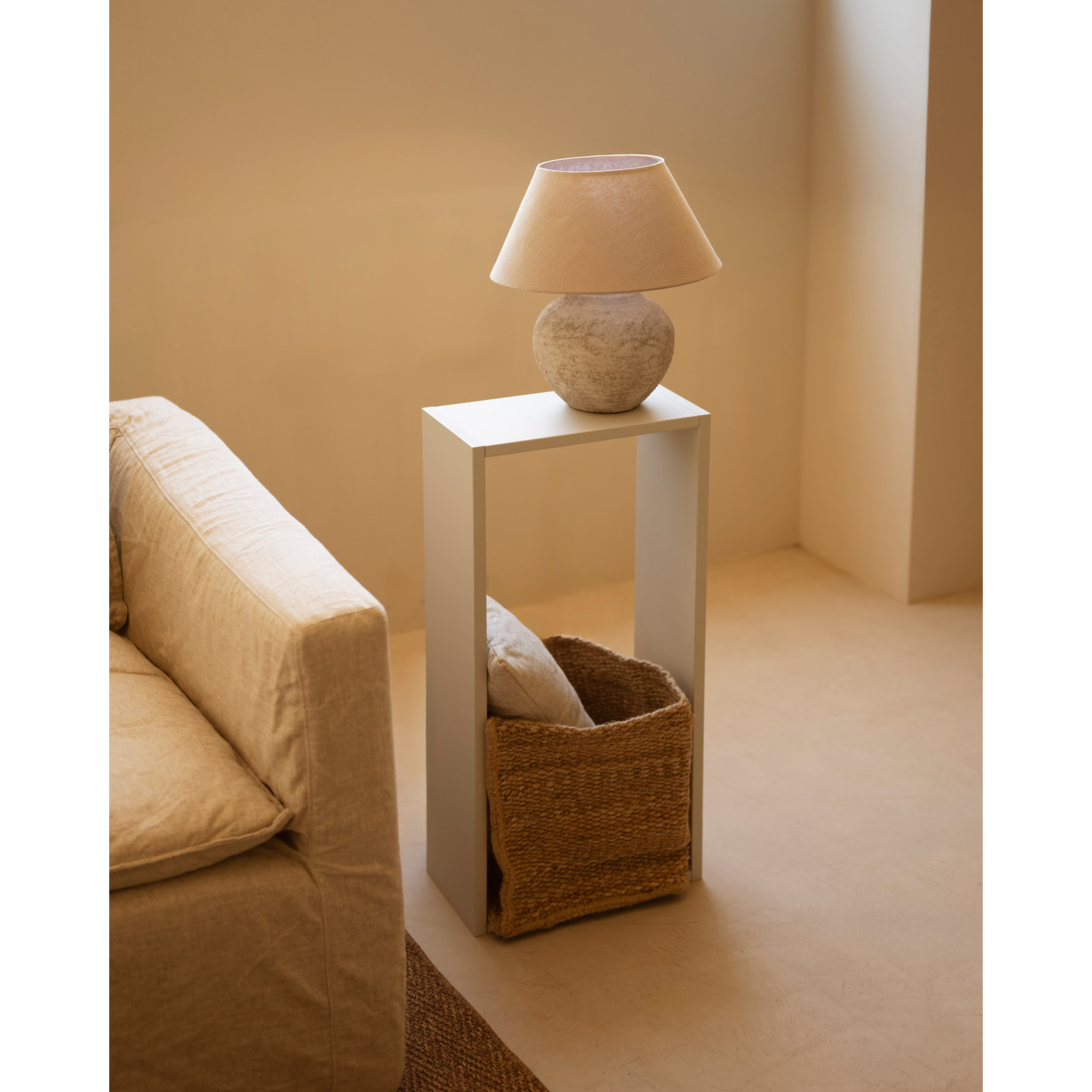 Mobilier d'appoint en bois laqué ton beige Hauteur: 38 Longueur: 80 Largeur: 20