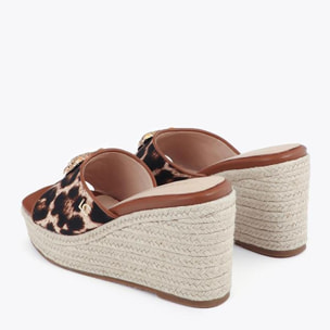 Zeppa con stampa leopardata e decorazioni metalliche