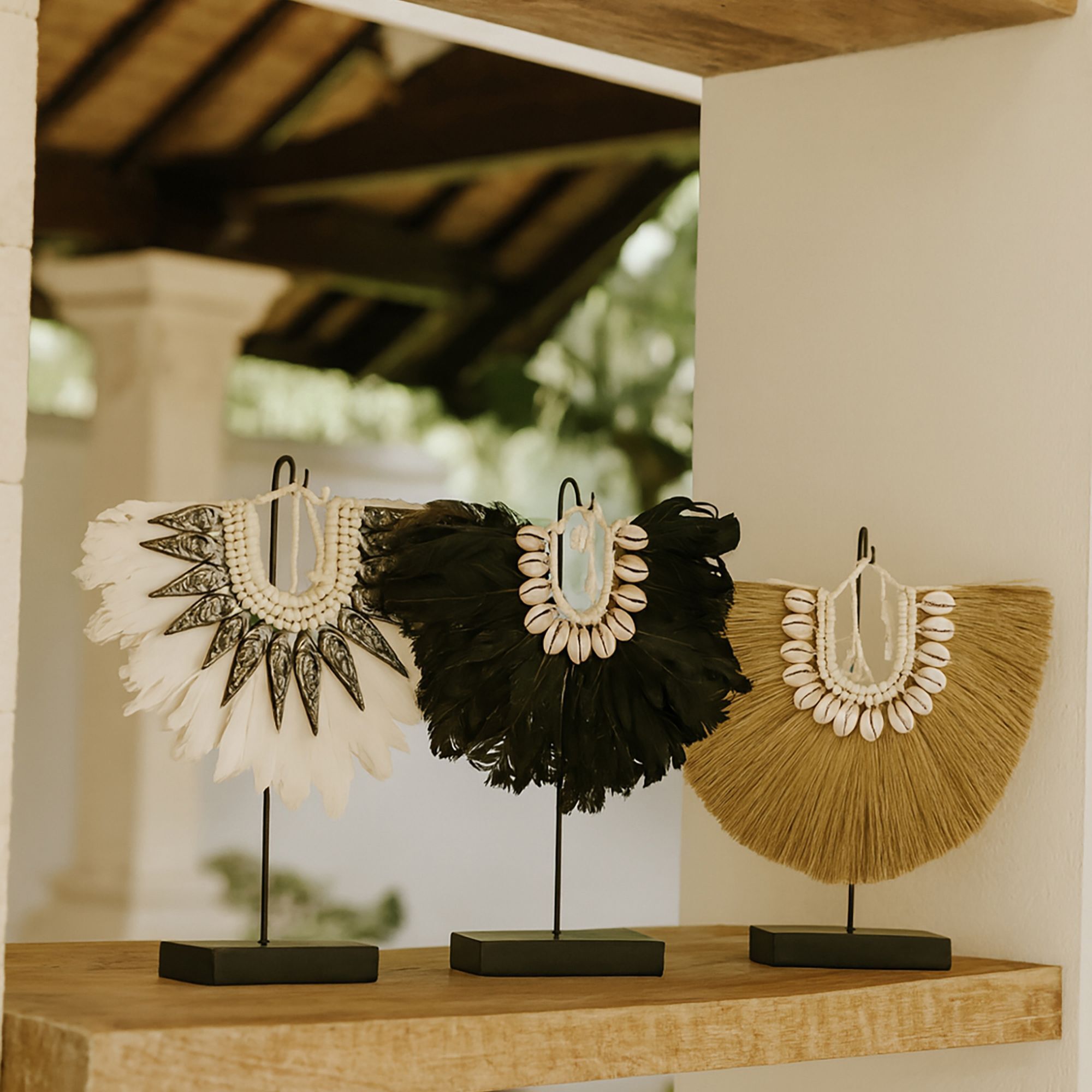 Collier en fibres végétales et coquillages sur socle en métal  KIM