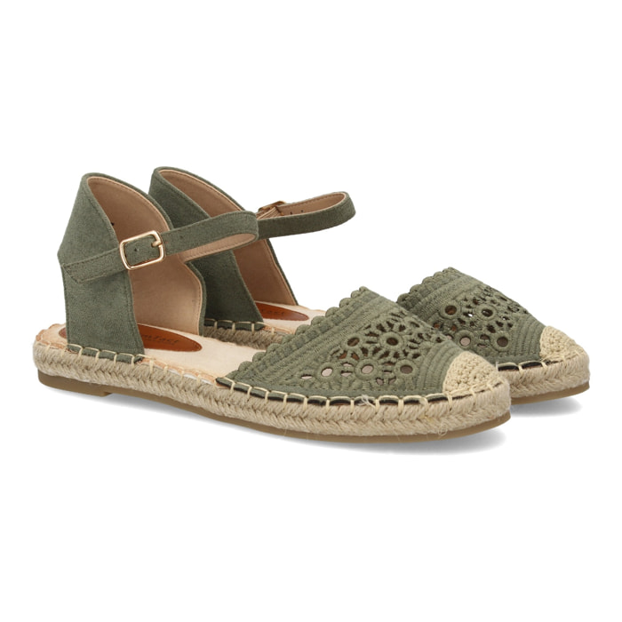 Alpargata plana mujer troquelada cómoda