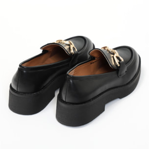 Mocassini in simil pelle con applicazione color oro