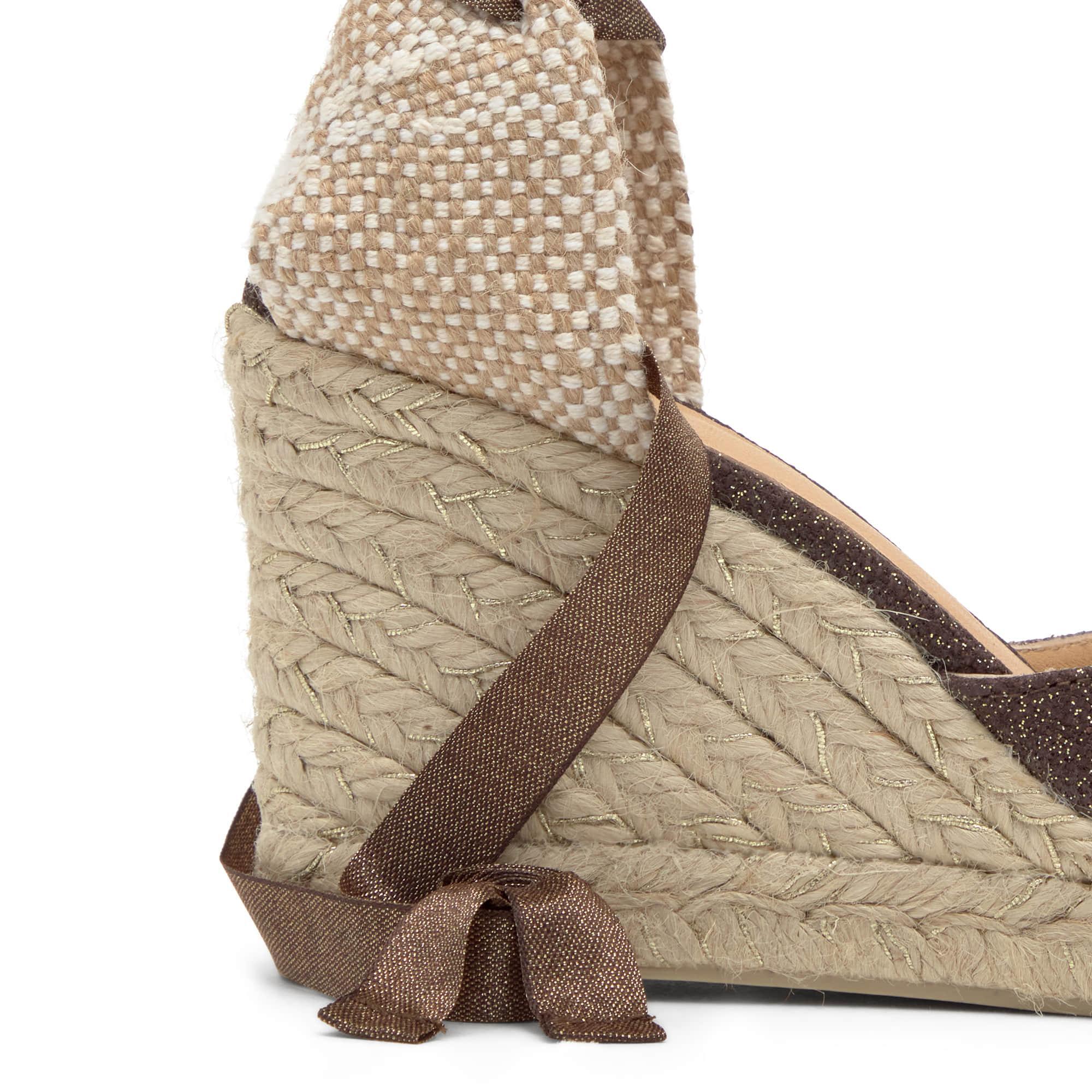 Alpargata de cuña Carina en lino metalizado con cierre de cintas