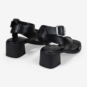 Sandalias de dedo negras con tacón