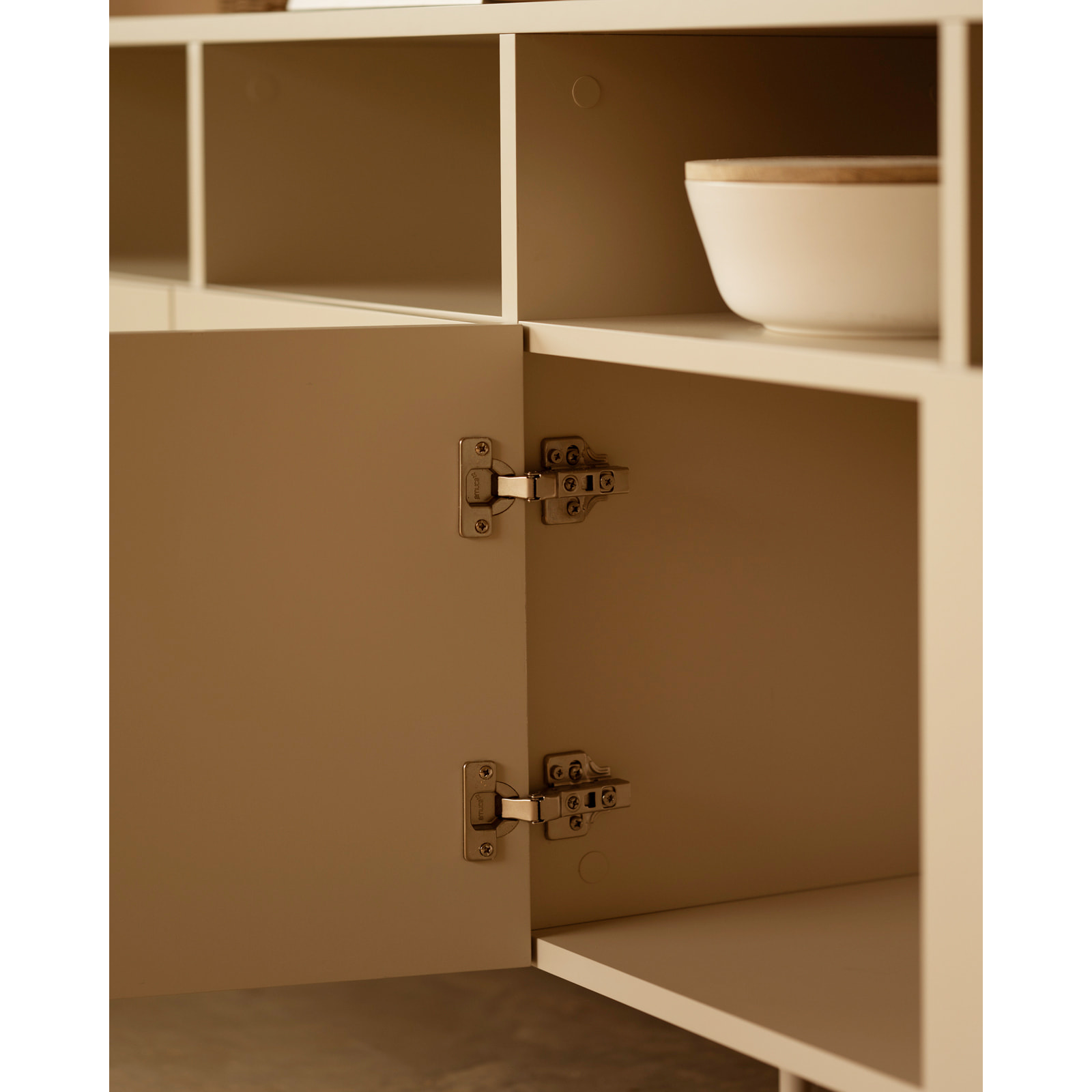 Aparador con 4 puertas lacado en tono arena de 176x40cm Alto: 75 Largo: 176 Ancho: 40