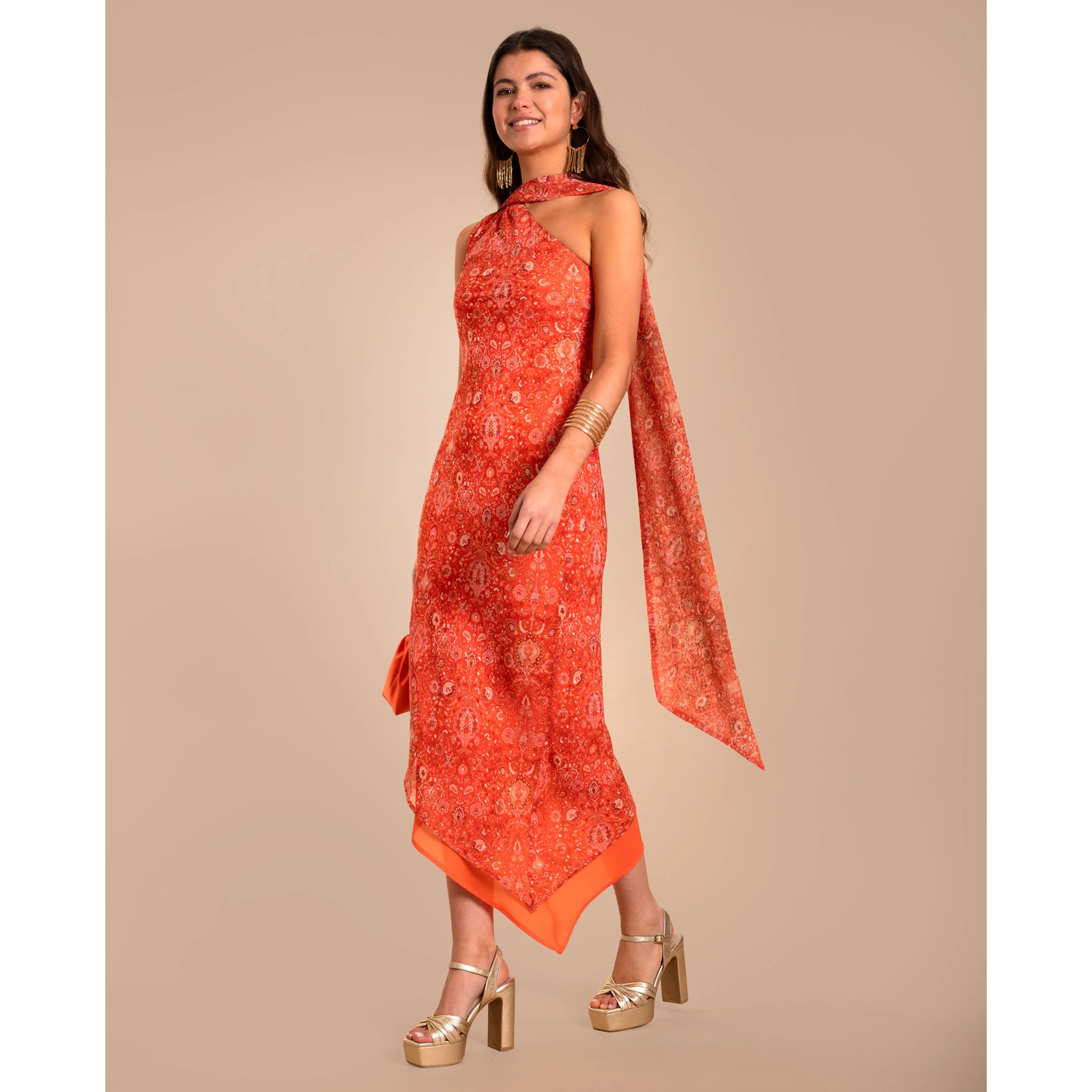 Vestido midi asimétrico con foulard.