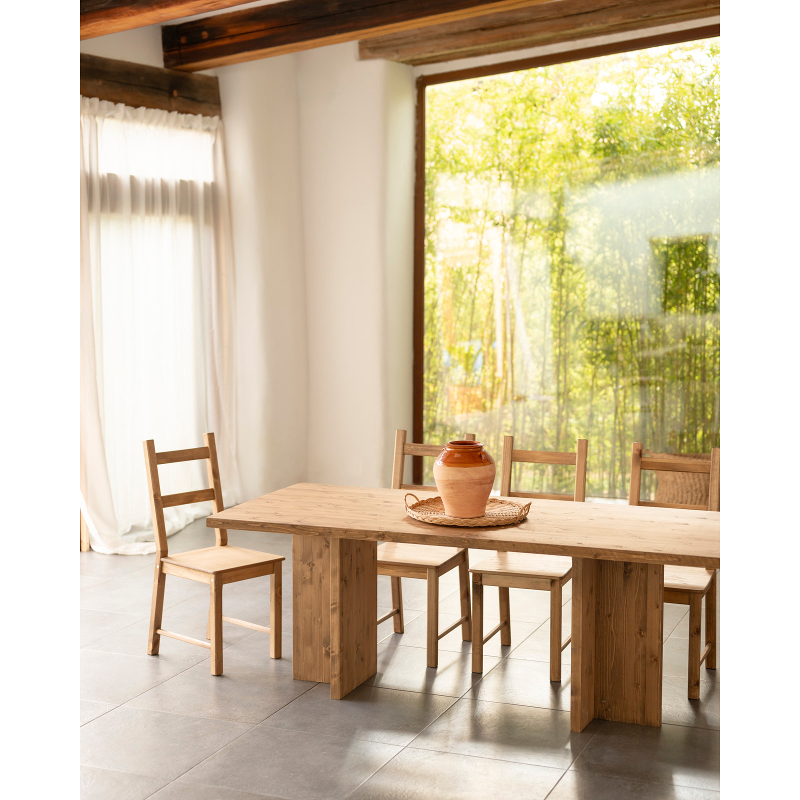 Table à manger en bois massif ton chêne foncé en différentes tailles