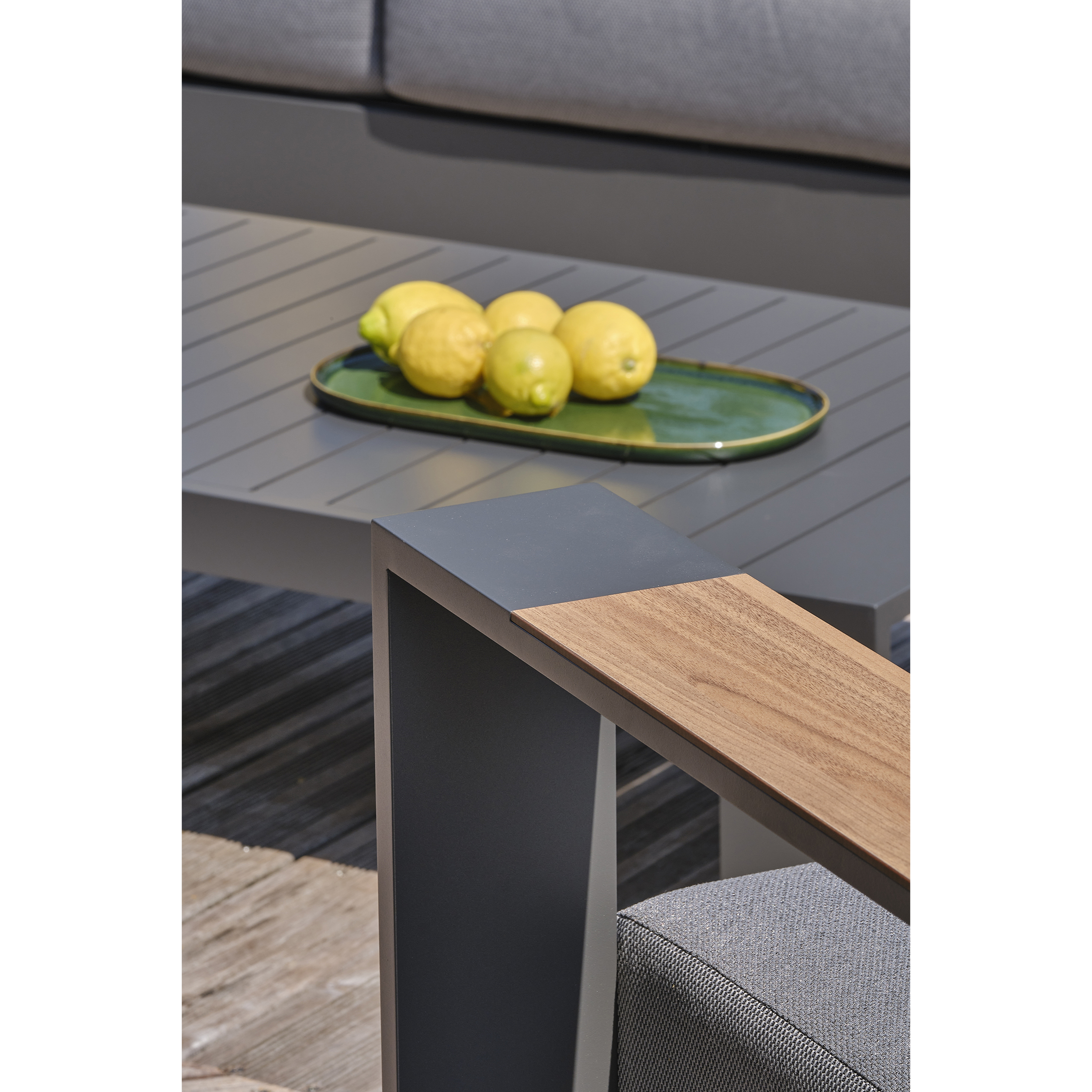 MANDELIEU - Salon de jardin 5 places en aluminium anthracite et accoudoirs en HPL