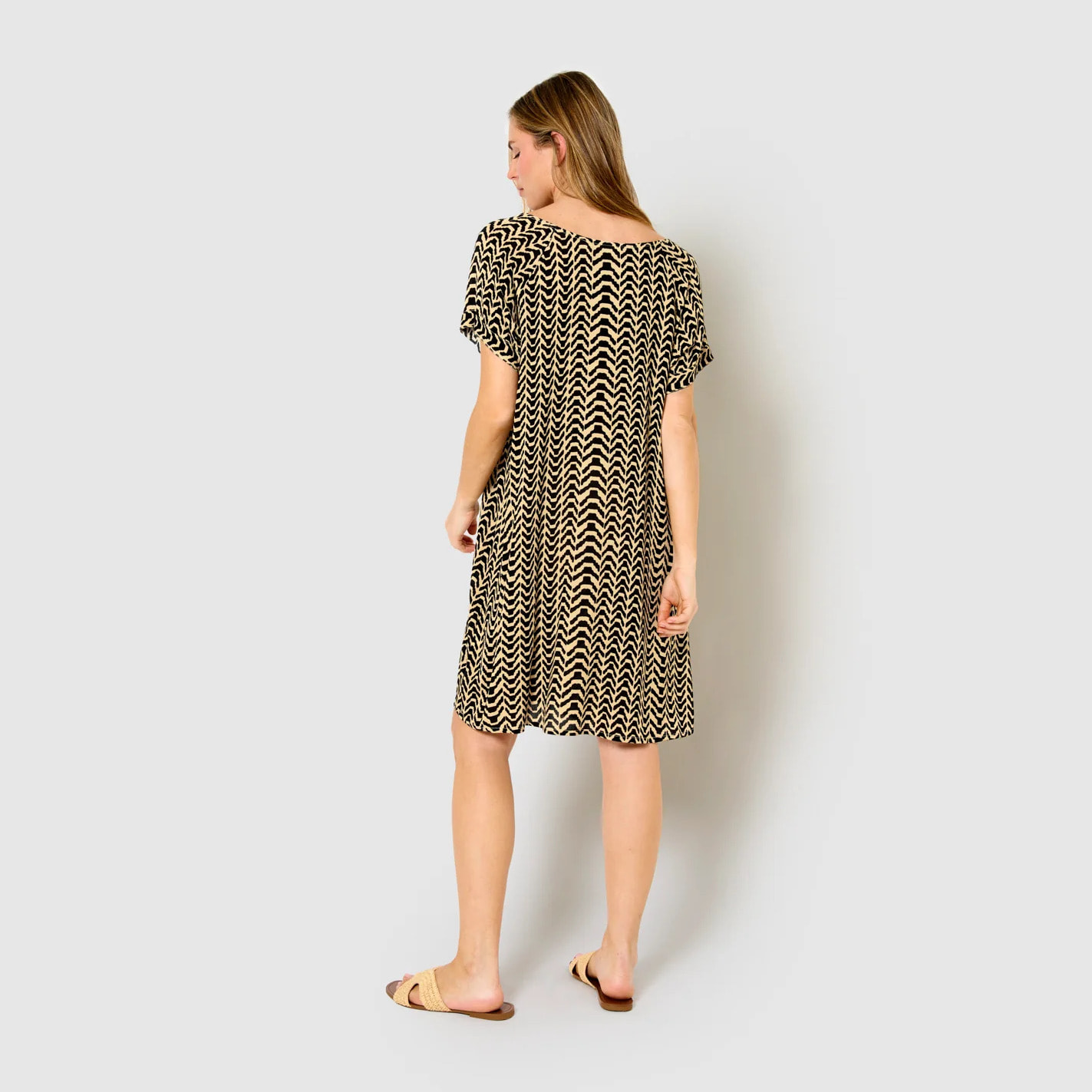 Vestido corto bambula detalles plisados oveta beige/negro