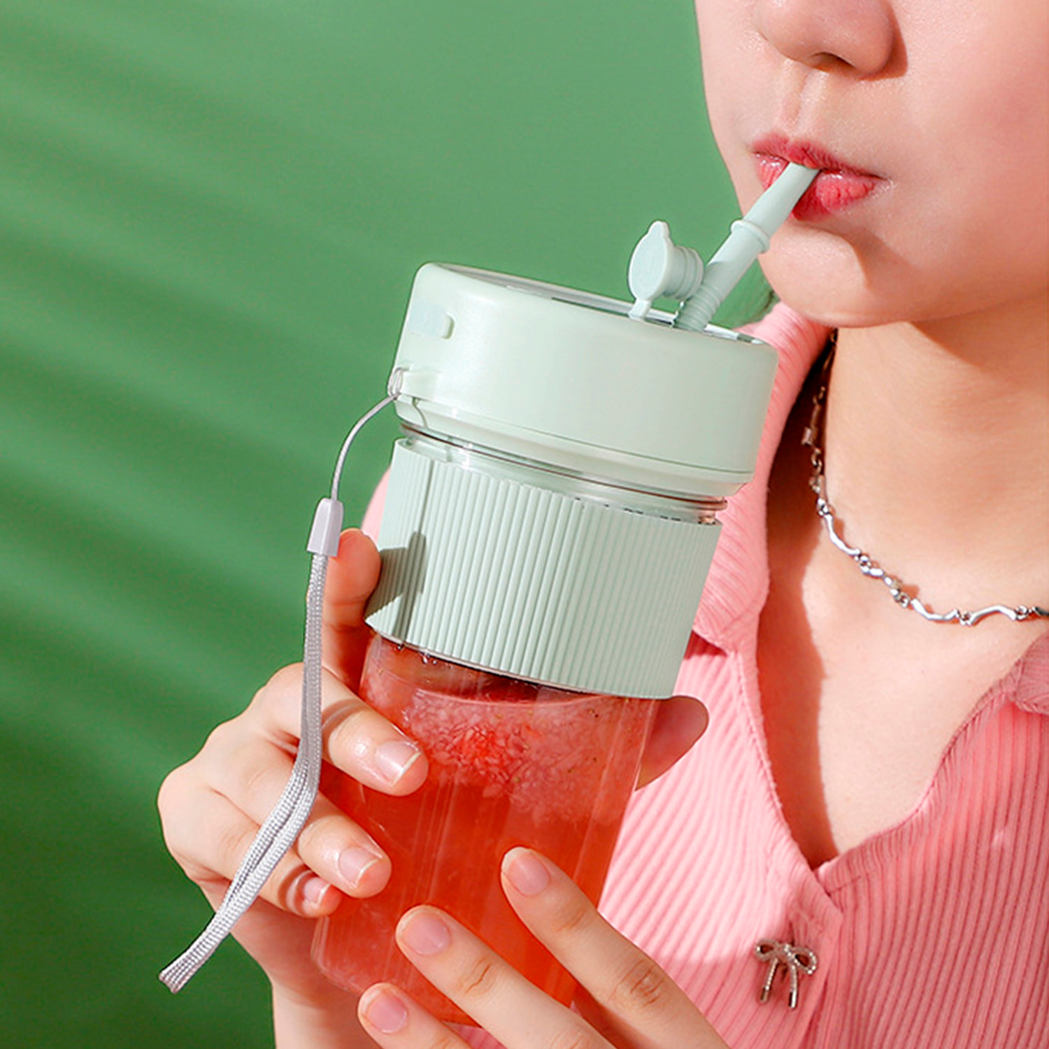 Frullatore portatile multifunzione da 350 ml con 6 lame in acciaio, sicurezza con doppio clic e batteria ricaricabile.