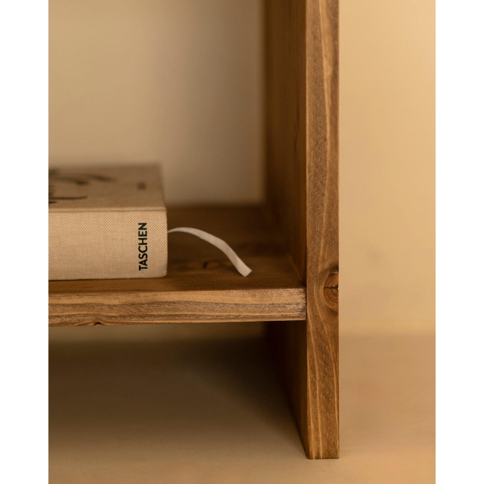 Mesita de noche de madera maciza con un cajón en tono roble oscuro de varias medidas