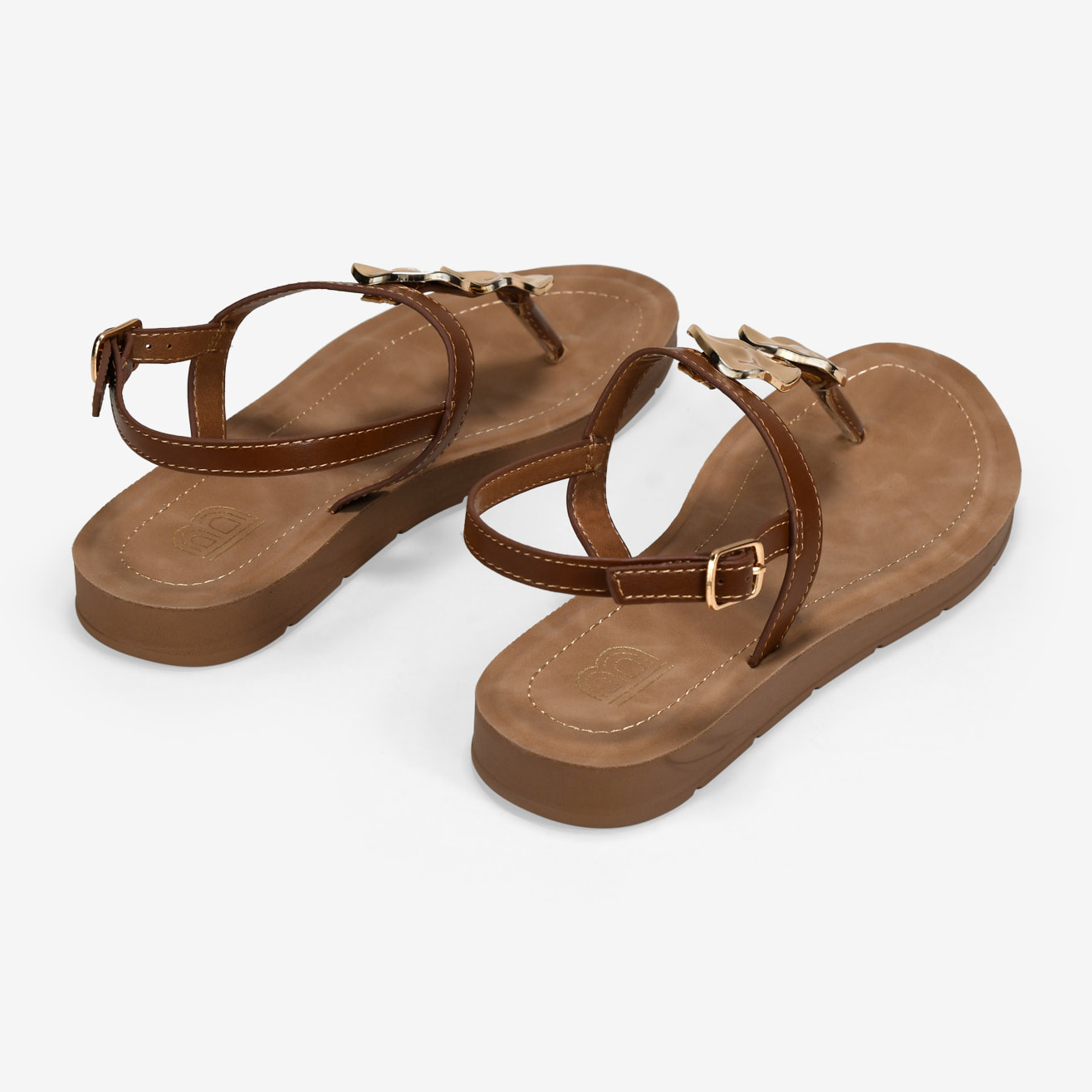 Sandalias de dedo marrones planas con aplique metálico