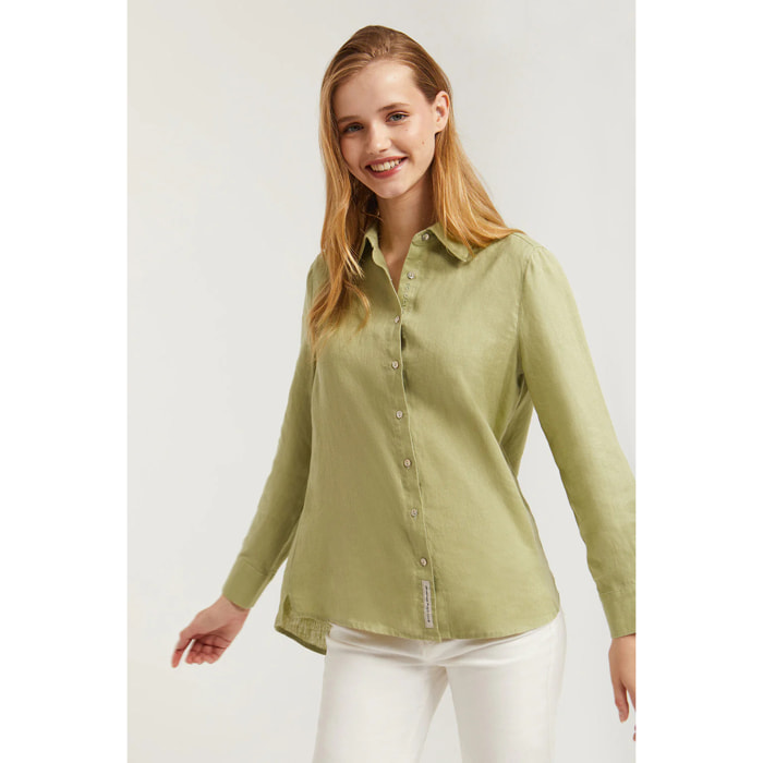 Camicia verde in lino con particolare ricamato