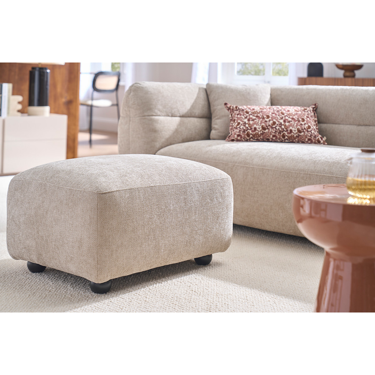 Pouf repose pieds en tissu effet velours texturé beige JOYA