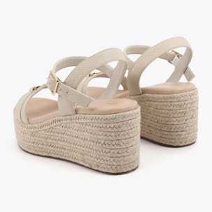 Zeppa effetto rafia con cinturino personalizzato.