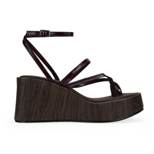 Sandalias de dedo burdeos con cuña efecto madera