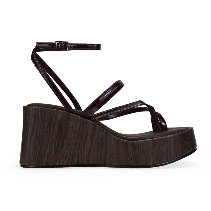 Sandalias de dedo burdeos con cuña efecto madera