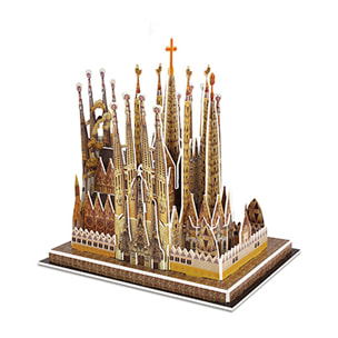 Puzle 3D de cartón de la Basílica de la Sagrada Familia en Barcelona. 33 piezas.