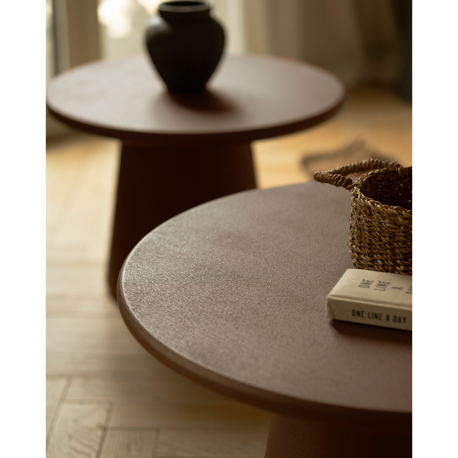 Table basse ronde en microciment marron en différentes tailles