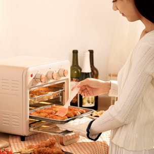 Horno freidora de aire con 15 litros de capacidad. Panel de control mecánico y 1300W de potencia.