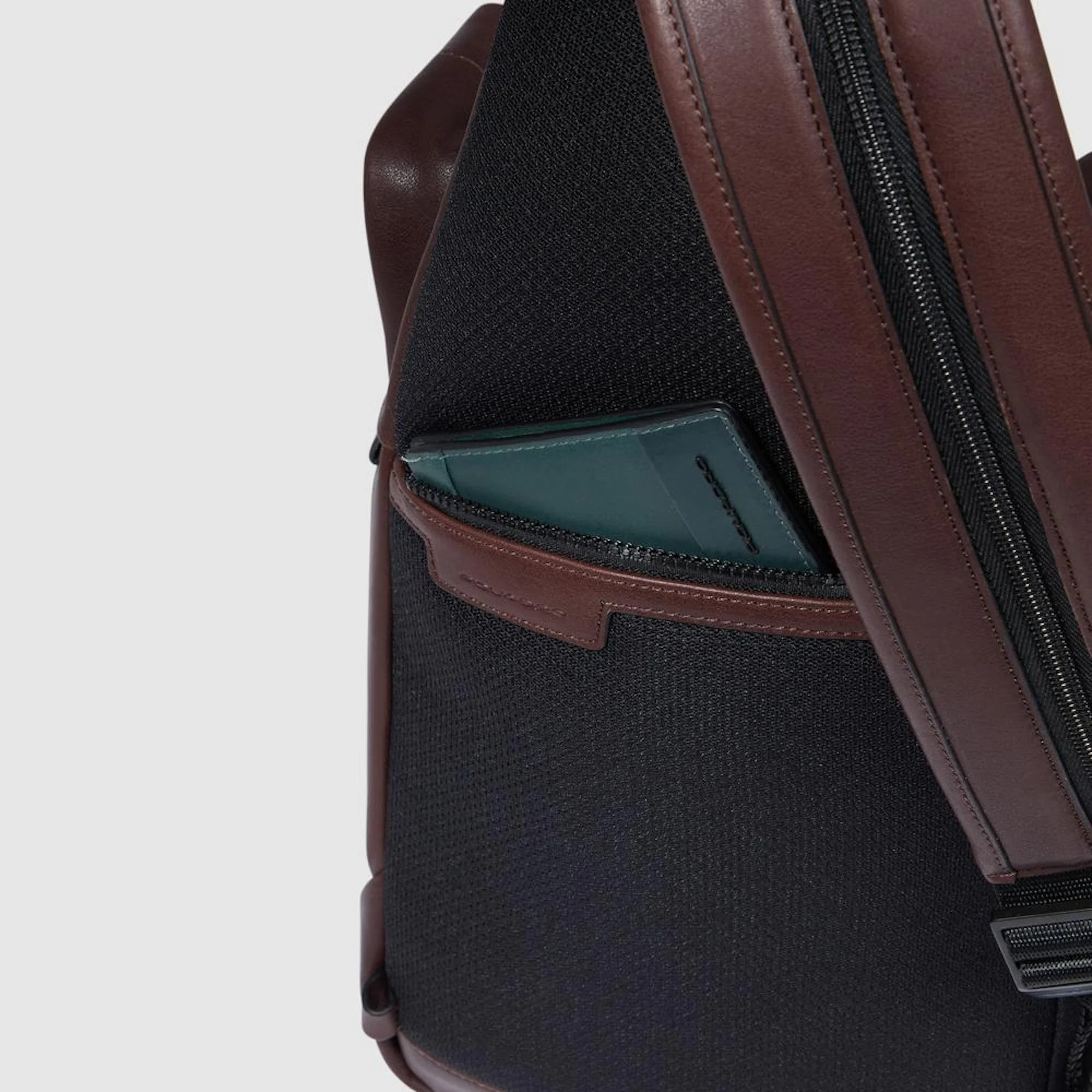 Piquadro Monospalla in pelle porta iPad®mini con portabilità a zaino, schermato con protezione RFID