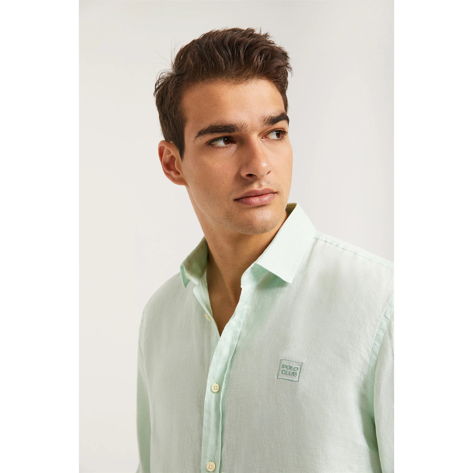 Camicia verde chiaro in lino con collo francese e logo ricamato