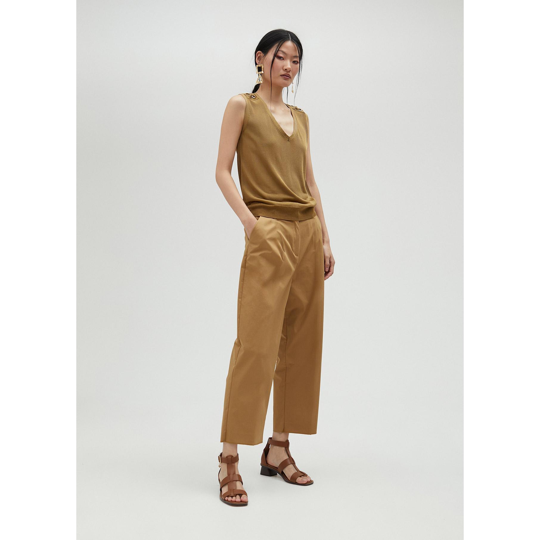 Top in maglia con occhielli