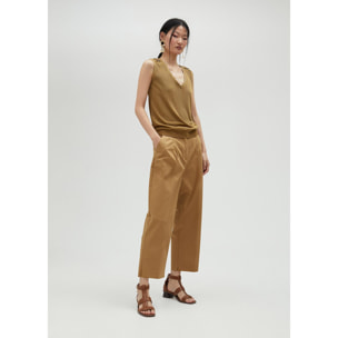 Top in maglia con occhielli