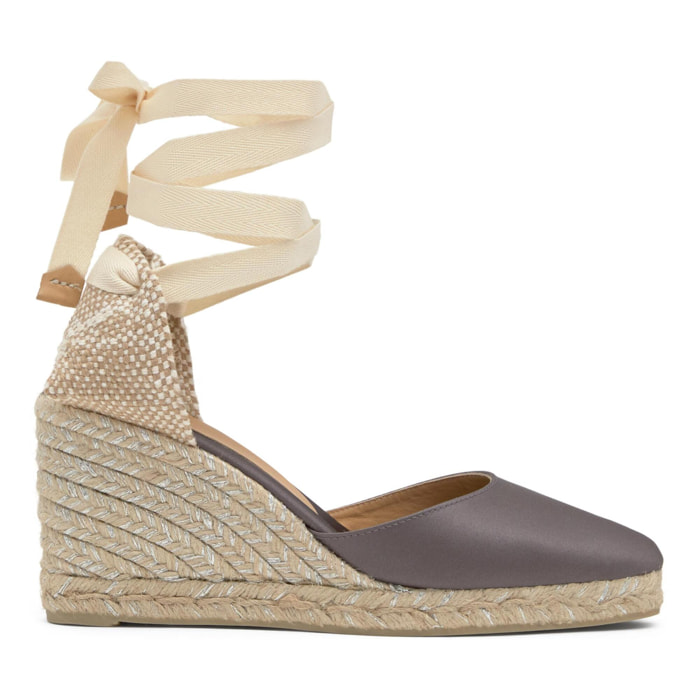 Alpargata de cuña Joyce en raso con punta afilada y cierre de cintas