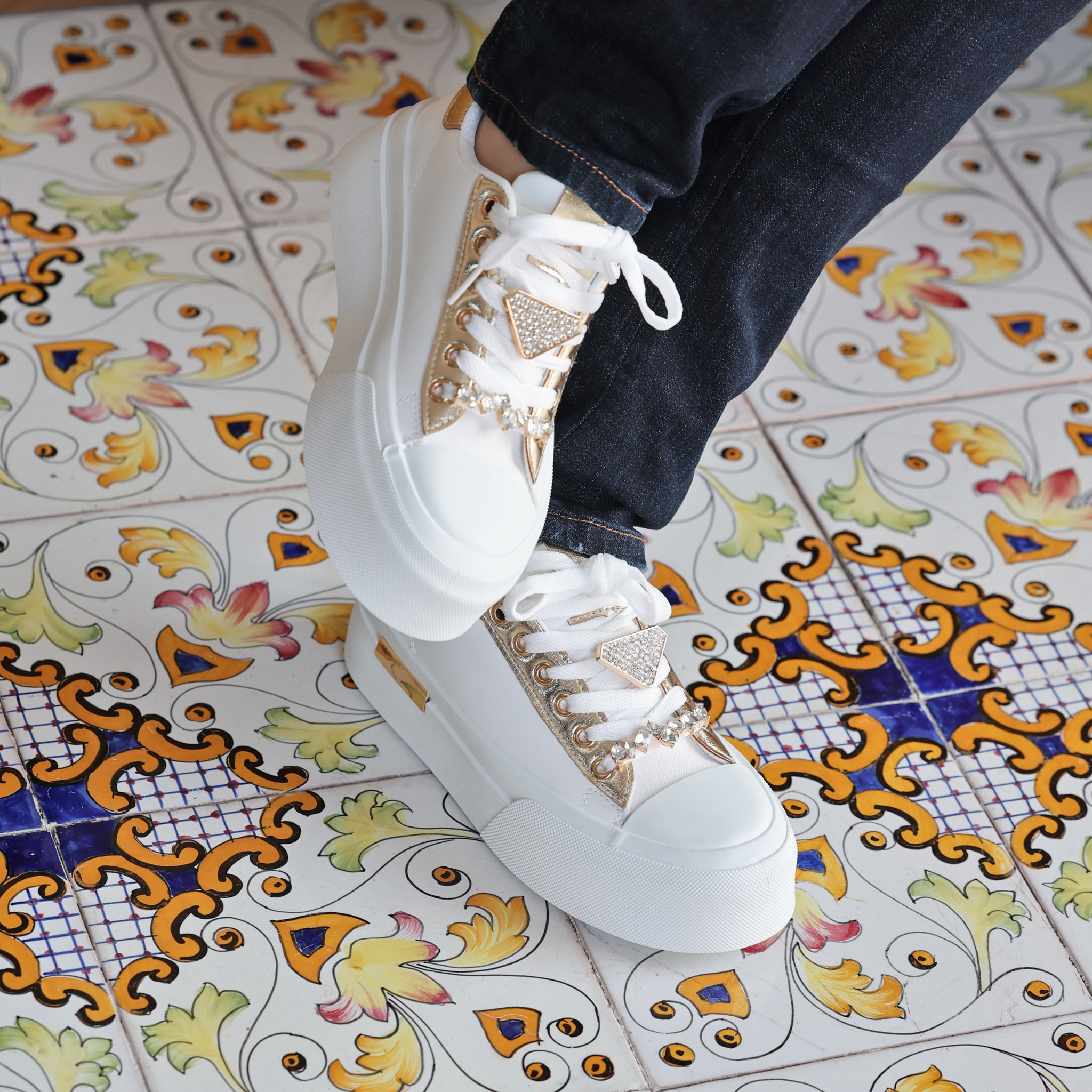 Sneakers in simil pelle con dettagli gioiello