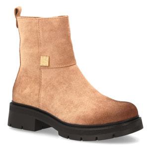 Botín moderno de mujer con detalle metálico