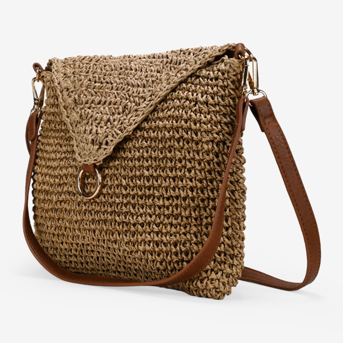 Bolso con solapa marrón claro en esparto