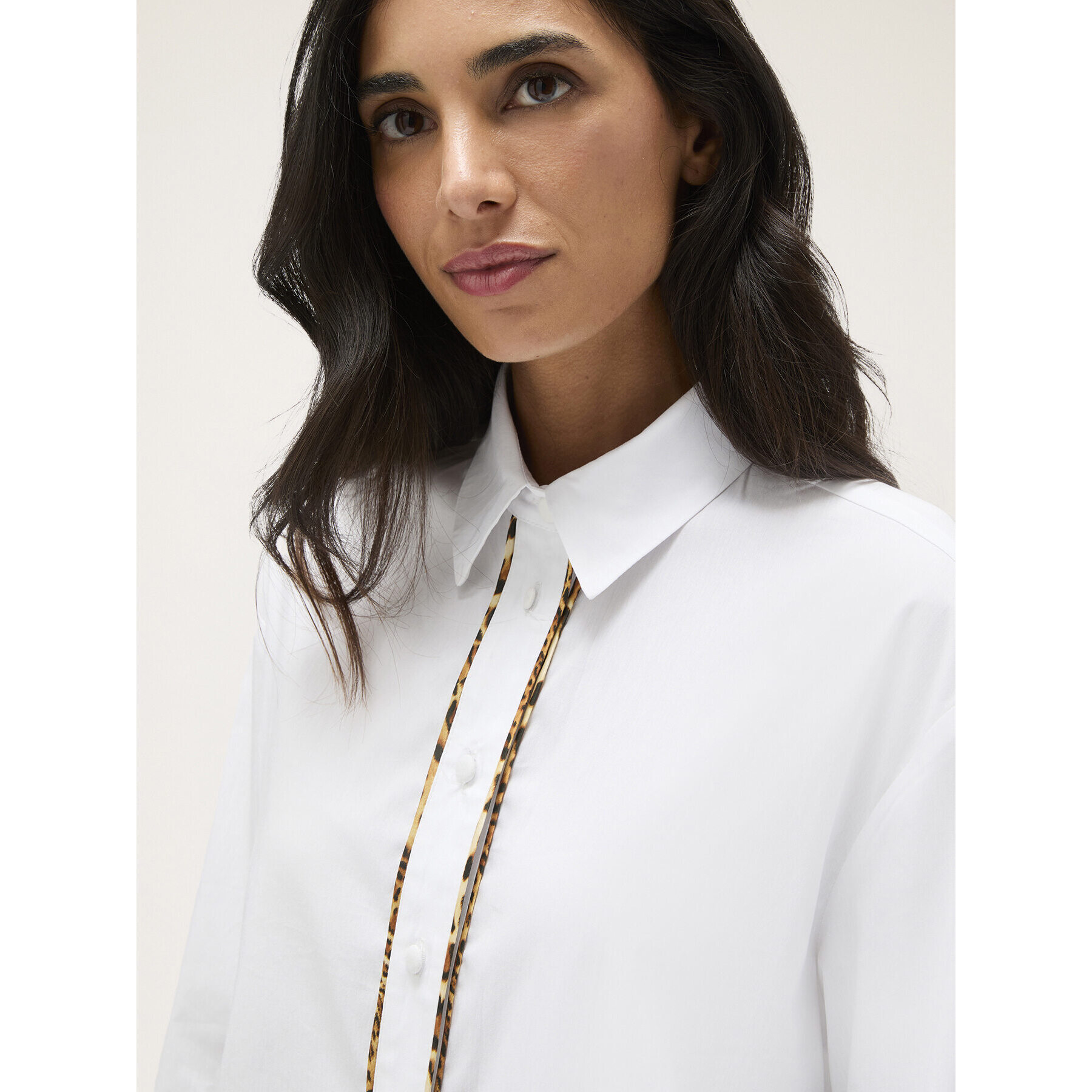 Motivi - Camicia cropped con bordi animalier - Bianco