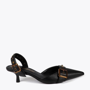 Scarpa con tacco aperta con dettagli metallici